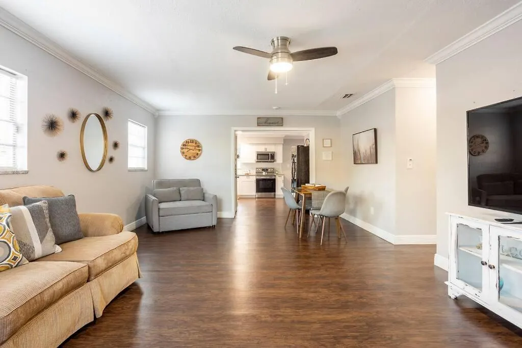 Holiday home Entirehouse W/Bush Garden View_Private Heated Pool Villa Tampa